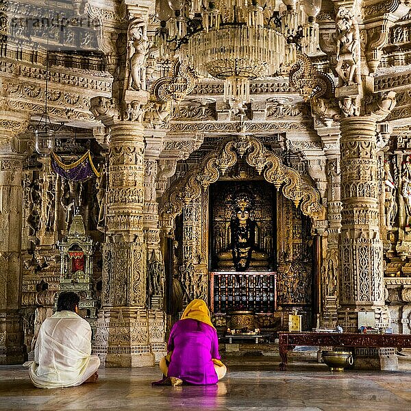 Zentraler Schrein mit dem viergesichtigen Marmokultbild des Chaumukha  Tempelanlage Ranakpur  bedeutendstes Zeugnis der Jain-Architektur in Indien  Ranakpur  Rajasthan  Indien  Asien
