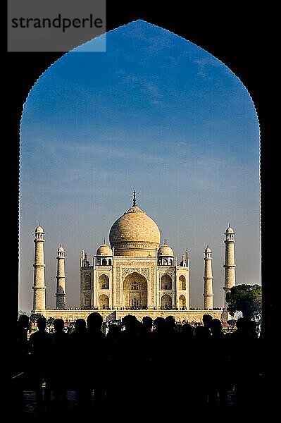 Taj Mahal gesehen durch das Eingangstor  berühmtes Bauwerk der Mogulzeit Agra  Agra  Uttar Pradesh  Indien  Asien