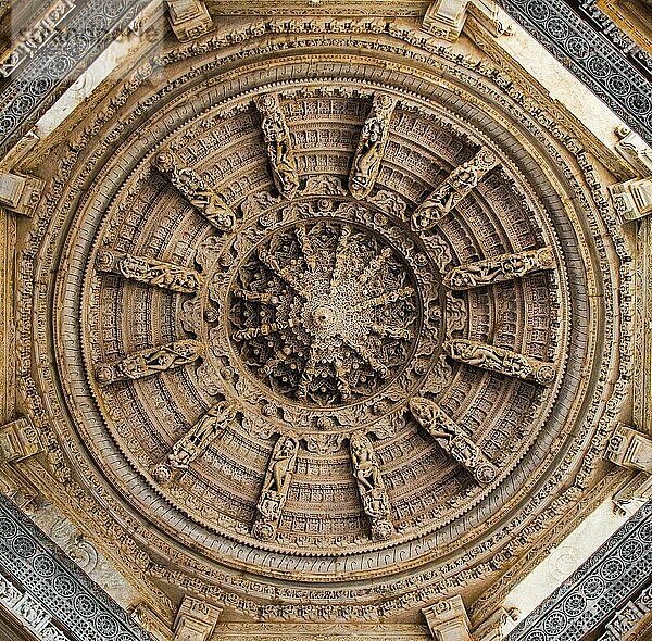 Kuppel  Feines Marmorrelief in der Tempelanlage Ranakpur  bedeutendstes Zeugnis der Jain-Architektur in Indien  Ranakpur  Rajasthan  Indien  Asien