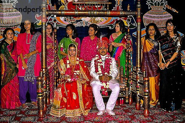 Braut und Bräutigam  prunkvolle Hochzeit in Rajasthan  Jaipur  Rajasthan  Indien  Asien