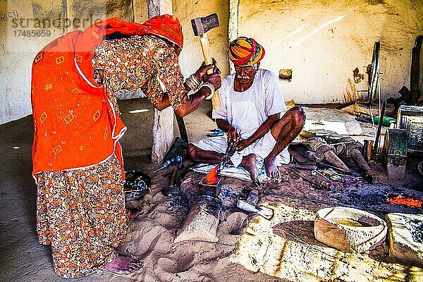 Kleine Schmiedewerkstatt in der Wüste Thar  Wüste Thar  Rajasthan  Indien  Asien