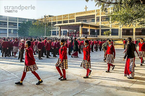 Aufmarsch zum Morgenappell  St. Georges Schule in Rajasthan  Jaisalmer  Rajasthan  Indien  Asien