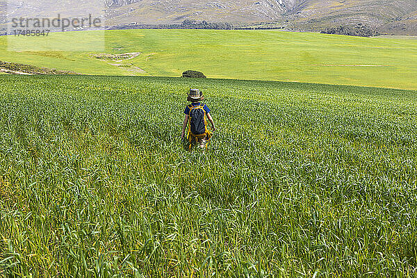 Junger Junge beim Wandern  Stanford Valley Guest Farm  Stanford  Westkap  Südafrika.