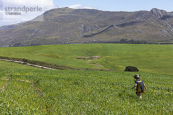 Junger Junge beim Wandern  Stanford Valley Guest Farm  Stanford  Westkap  Südafrika.