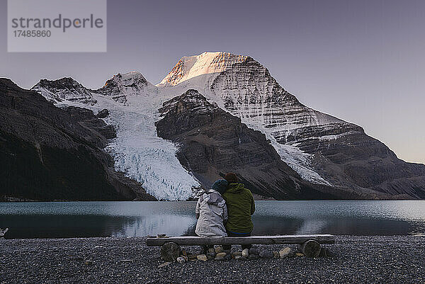 Ehepaar vor dem Mount Robson über dem Bergsee in der Morgendämmerung.