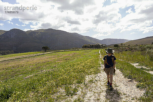 Junger Junge beim Wandern  Stanford Valley Guest Farm  Stanford  Westkap  Südafrika.