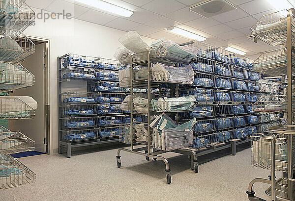 Lagerraum in einem modernen Krankenhaus  Reihen von Sterilgutverpackungen in blauem Stoff.