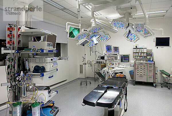 Moderner  gut ausgestatteter Operationssaal in einem neuen Krankenhaus.