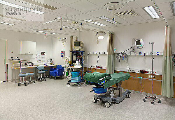 Patienteneinrichtungen in einem modernen Krankenhaus  Betten und Patientenplätze  elektronische Geräte und Vorhänge