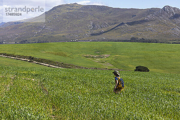 Junger Junge beim Wandern  Stanford Valley Guest Farm  Stanford  Westkap  Südafrika.