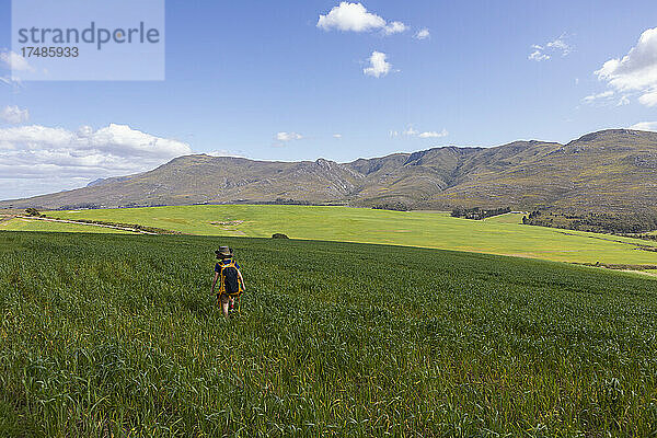 Junger Junge beim Wandern  Stanford Valley Guest Farm  Stanford  Westkap  Südafrika.