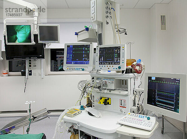 Moderner  gut ausgestatteter Operationssaal in einem neuen Krankenhaus.