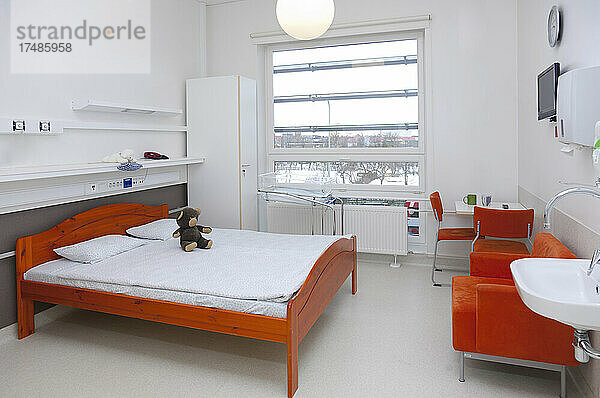Ein Patientenzimmer in einem modernen Krankenhaus.