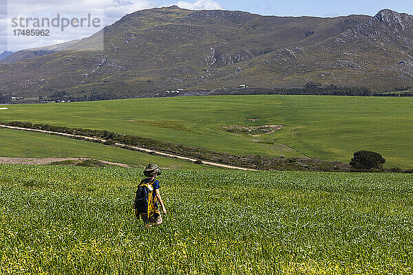 Junger Junge beim Wandern  Stanford Valley Guest Farm  Stanford  Westkap  Südafrika.