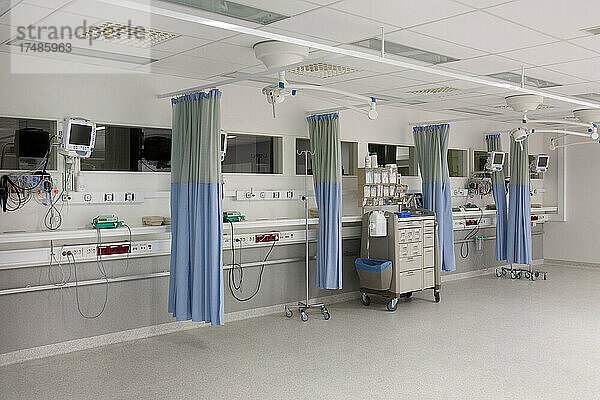 Aufwachraum in einem modernen Krankenhaus  postoperative Erholung  Patientenbuchten mit Vorhängen