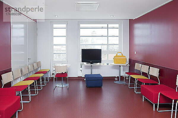 Korridor und Wartebereiche eines modernen Krankenhauses mit Sitzgelegenheiten Gelber Sack.