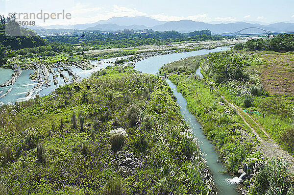 Bewässerungskanäle und ein Entwässerungsgraben  der von einem Fluss in die Landschaft geschnitten wurde.