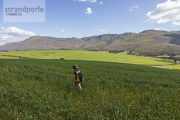 Junger Junge beim Wandern  Stanford Valley Guest Farm  Stanford  Westkap  Südafrika.