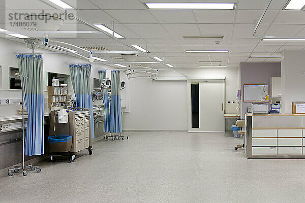 Aufwachraum in einem modernen Krankenhaus  postoperative Erholung  Patientenbuchten mit Vorhängen