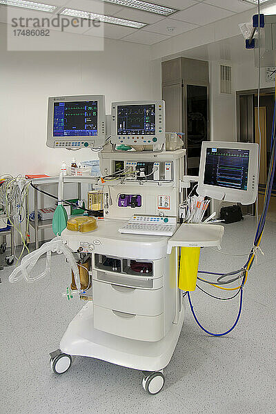 Chirurgische Hilfsgeräte  Anästhesiegeräte  Wagen  Instrumentensiebe und Computermonitore in einem Operationssaal