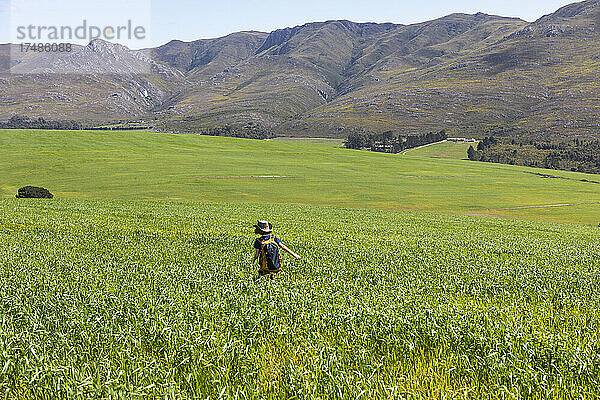 Junger Junge beim Wandern  Stanford Valley Guest Farm  Stanford  Westkap  Südafrika.