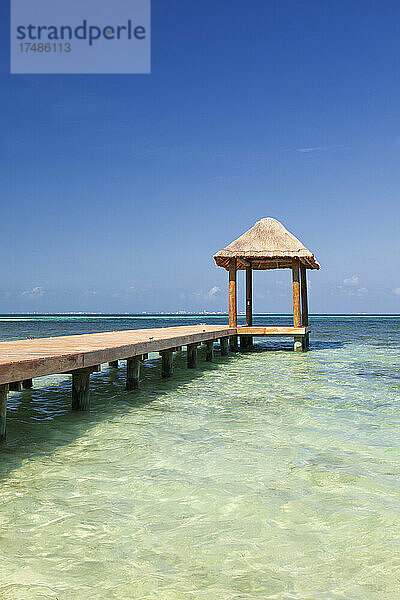 Pier über türkisblauem Wasser am Strand