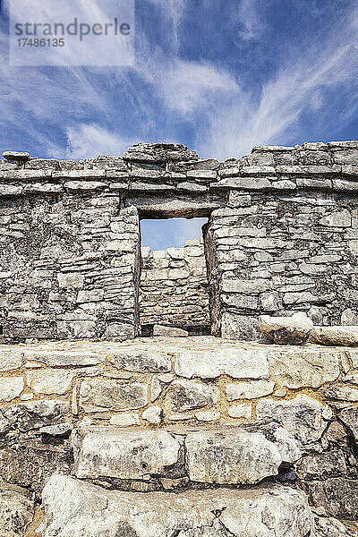 Steintreppe und Eingangstor in der archäologischen Stätte und den Maya-Ruinen von Tulum