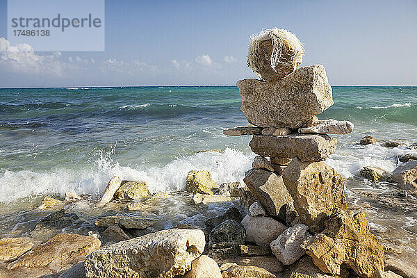 Steinhaufen  Steinhaufen am Strand an der Wasserkante