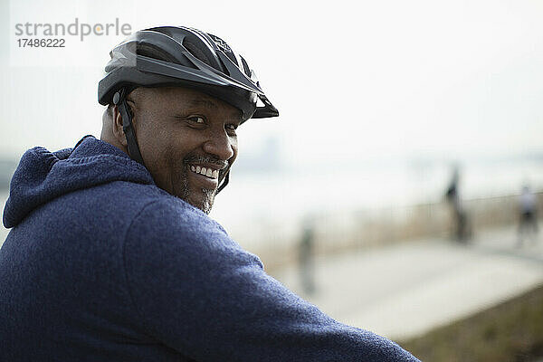 Portrait glücklicher Mann mit Fahrradhelm