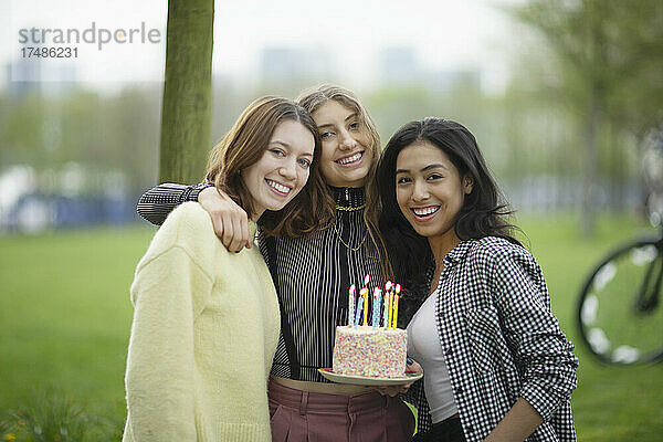 Porträt glückliche junge Frauen Freunde feiern Geburtstag im Park