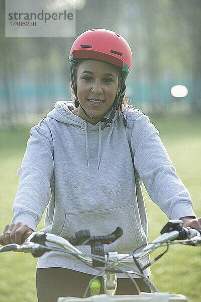 Porträt glückliches Teenager-Mädchen beim Fahrradfahren