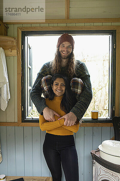 Porträt glückliches junges Paar in Kabinenfenster