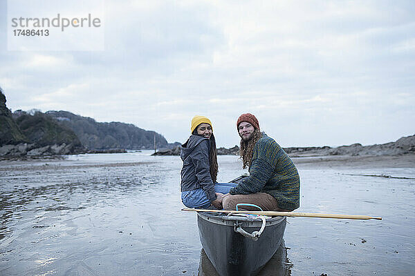Porträt junges Paar in Kanu auf nassem Strand  Kent  UK