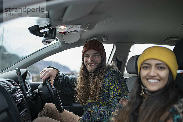 Porträt glückliches junges Paar im Auto