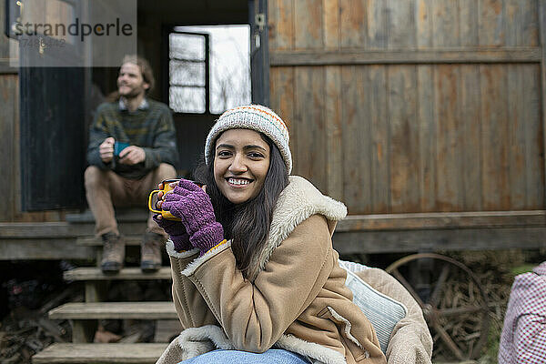 Porträt glücklich schöne junge Frau außerhalb winzigen Hütte mieten