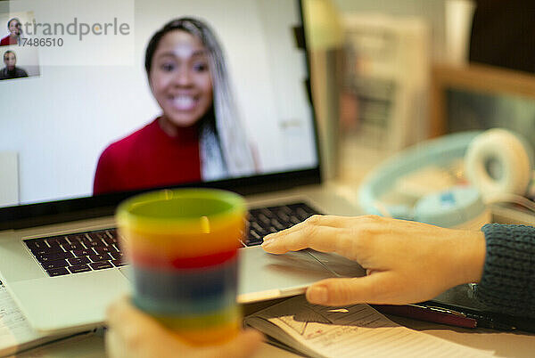 Frau im Videochat mit Kollegen am Laptop-Bildschirm