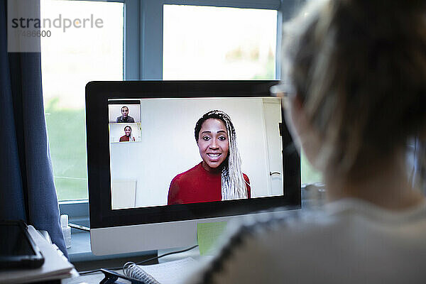 Geschäftsfrau bei einer Videokonferenz mit Kollegen auf dem Computerbildschirm