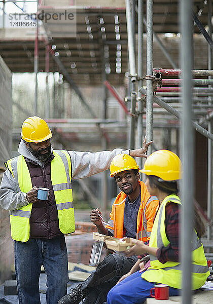 Bauarbeiter in der Mittagspause auf der Baustelle
