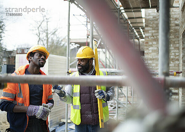 Bauarbeiter im Gespräch auf der Baustelle