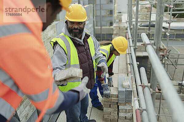Bauarbeiter beim Verlegen von Ziegeln auf einer Baustelle