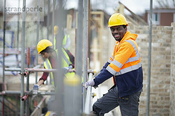 Porträt eines selbstbewussten männlichen Bauarbeiters auf einer Baustelle