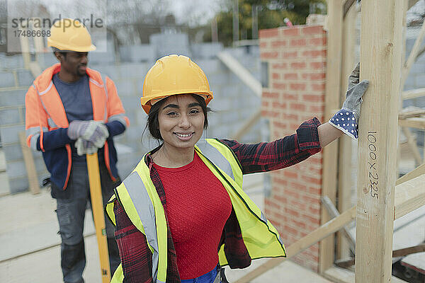 Porträt einer selbstbewussten Bauarbeiterin auf einer Baustelle