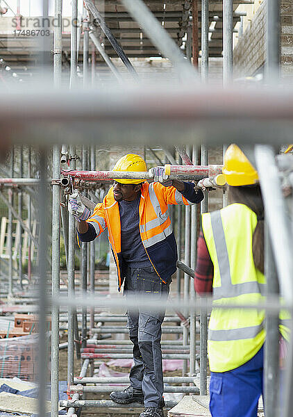 Bauarbeiter beim Aufbau eines Gerüsts auf einer Baustelle