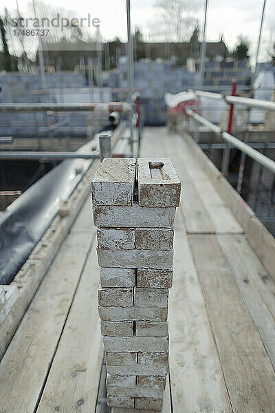 Gestapelte Ziegel auf der Baustelle