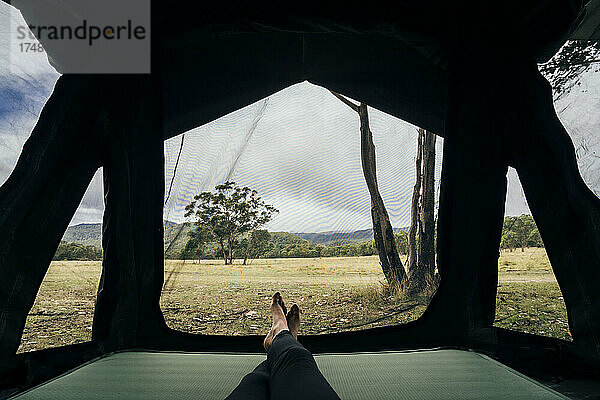 POV Frau entspannt im Zelt im abgelegenen australischen Busch