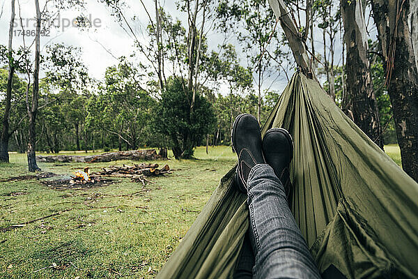 POV Mann entspannt sich mit hochgelegten Füßen auf einem Campingplatz  Australien