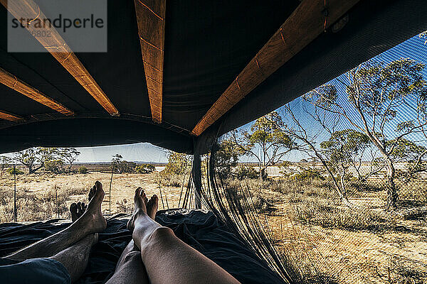 POV sorgloses Paar entspannt sich im Zelt in abgelegener Landschaft  Australien