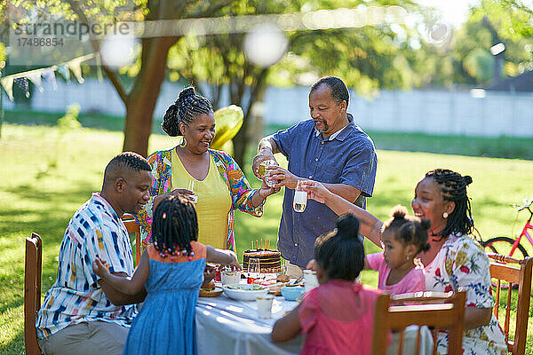 Mehrgenerationenfamilie feiert Geburtstag im sommerlichen Hinterhof