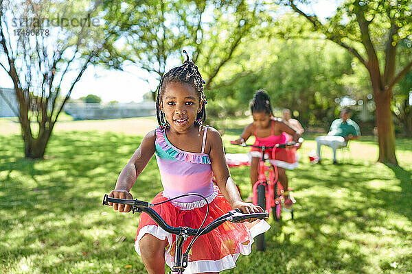 Porträt süßes Mädchen Fahrradfahren im Sommer Park