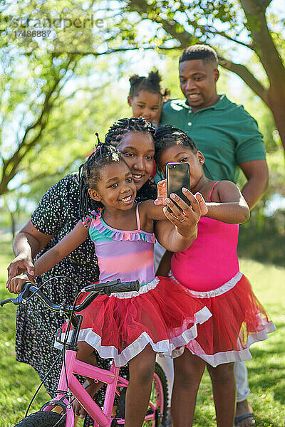 Familie nimmt Selfie im Sommer Park